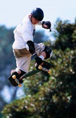 Fotografía de un niño pequeño patinando, y usando sus instrumentos de protección